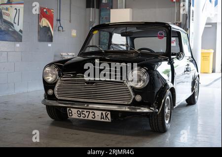 Detail eines klassischen schwarzen Mini in der Garage Stockfoto