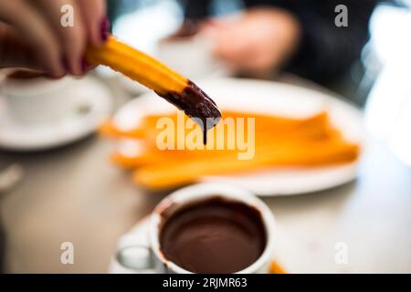 Essen Churros in Madrid, Spanien, eingetaucht in Schokolade, Delikatessen, Küche, gehobenes Dining-Erlebnis, Kultur, einheimisches Essen Stockfoto