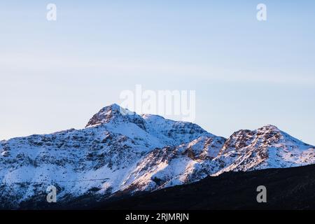 Schneebedeckte Bergkette von Sneeukop im Elandskloof Valley Boland Mountain Complex, Westkap, Südafrika Stockfoto