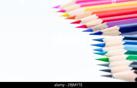 Eine Reihe hölzerner Buntstifte auf weißem Hintergrund. Stockfoto