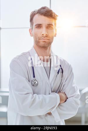 Nahaufnahme eines lächelnden männlichen Arztes Stockfoto