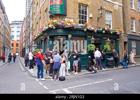 Arbeiter versammelten sich vor der Hand und Shears Pub Cloth Fair Smithfield an einem Sommerabend in London England, Großbritannien 2023 KATHY DEWITT Stockfoto