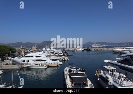 23. August 2023, Saint-Tropez, Frankreich. Nautica Kreuzfahrtschiff Luxus in Port de Saint-Tropez. Oceania Nautica gewann im Laufe der Jahre 17 Auszeichnungen. Credit Ilona Barna BIPHOTONEWS, Alamy Live News Stockfoto