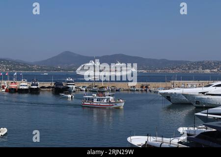 23. August 2023, Saint-Tropez, Frankreich. Nautica Kreuzfahrtschiff Luxus in Port de Saint-Tropez. Oceania Nautica gewann im Laufe der Jahre 17 Auszeichnungen. Credit Ilona Barna BIPHOTONEWS, Alamy Live News Stockfoto