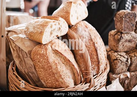 Verschiedene frisch gebackene Brotlaibe auf der Marktheke. Großes, wunderschönes Brot. Verkauf von Backwaren. Stockfoto