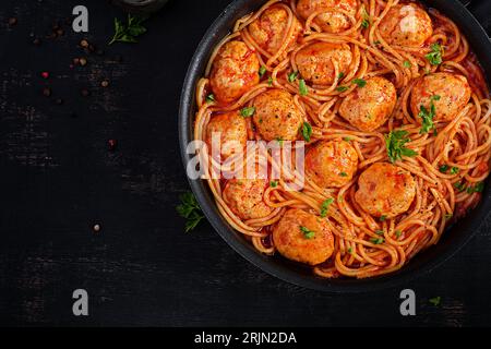 Spaghetti-Nudeln mit Fleischbällchen in Tomatensoße. Italienische Pasta. Draufsicht, flach Stockfoto