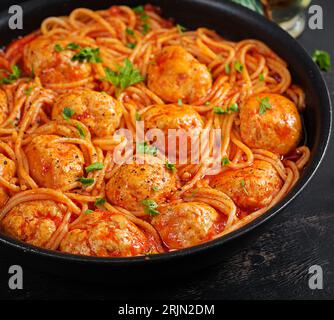 Spaghetti-Nudeln mit Fleischbällchen in Tomatensoße. Italienische Pasta. Stockfoto