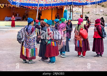 Ladakhi-Frauen in traditioneller Kleidung (perak-Kopfschmuck) in einem High-lama-Unterricht, Lingshed, Ladakh, Indien Stockfoto