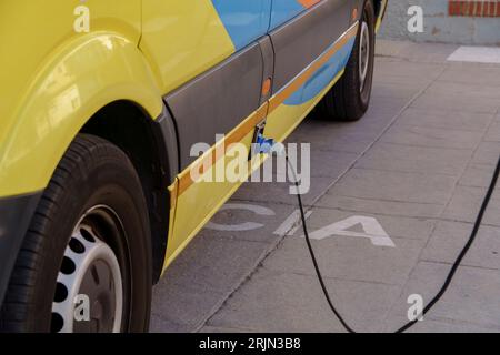 Ladekabel an eine Steckdose im Krankenwagen zum Aufladen der medizinischen elektrischen Geräte im Auto Stockfoto