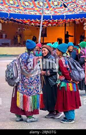 Ladakhi-Frauen in traditioneller Kleidung (perak-Kopfschmuck) in einem High-lama-Unterricht, Lingshed, Ladakh, Indien Stockfoto