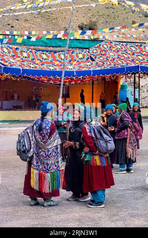 Ladakhi-Frauen in traditioneller Kleidung (perak-Kopfschmuck) in einem High-lama-Unterricht, Lingshed, Ladakh, Indien Stockfoto