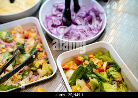 Salatbar. Salatbuffet im Restaurant. Frisches Salatbuffet zum Mittagessen. Gesunde Ernährung. Gemüsesalat in Schüssel auf der Theke. Vegetarisches Essen. Stockfoto