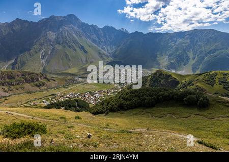 Stepantsminda (bis 2006 als Kazbegi bekannt), die Hauptstadt des Kazbegi-Distrikts im Großkaukasus im Nordosten Georgiens, eingebettet in ein Tal am Fluss Terek in einer Höhe von etwa 1.740 Metern. Die kleine Stadt ist der Ausgangspunkt für Wanderungen zur Gergeti-Dreifaltigkeitskirche und für den Aufstieg zum Kasbek. Gergeti, Gemeinde Kazbegi, Mzcheta-Mtianeti, 4700, Georgien Stockfoto