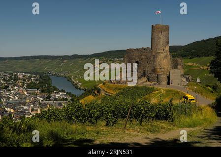 Das Schloss Landshut oberhalb der Mosel in der Stadt Bernkastel-Kues an einem sonnigen Tag Stockfoto