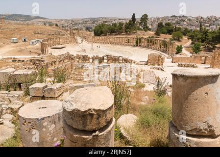 Der ovale platz, vom Zeustempel aus gesehen, in der antiken griechisch-römischen Stadt Gerasa im heutigen Jerash, Gouvernement Jerash, Nordjordanland Stockfoto