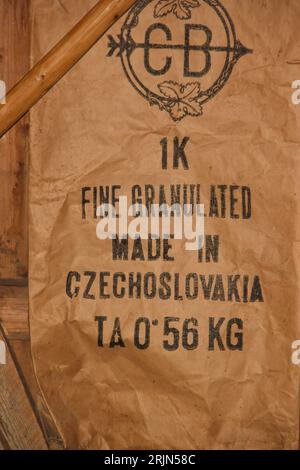 Nahaufnahme eines braunen Vintage-Umschlags mit dem Aufdruck „1k Fine Granulated, made in Czechoslovakia“ Stockfoto