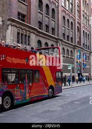 Vor dem Guinness Storehouse in Dublin, Irland, fährt ein Tourbus. Stockfoto