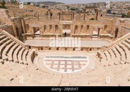 Überblick über das Nordtheater von den oberen Sitzen in der antiken griechisch-römischen Stadt Gerasa im heutigen Jerash, Provinz Jerash, Jordanien Stockfoto