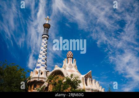 Ein schwacher Blick auf Gebäude im Guell Park, Spanien Stockfoto