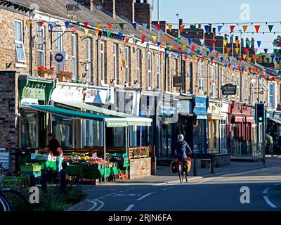 Geschäfte an der Bishopthorpe Road, York, North Yorkshire, England Großbritannien Stockfoto