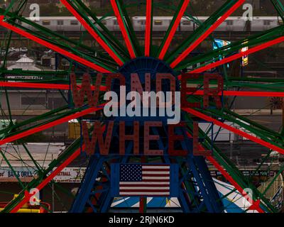 Ein Blick aus der Vogelperspektive auf das Wonder Wheel auf Coney Island in Brooklyn an einem bewölkten und nebligen Morgen. Stockfoto