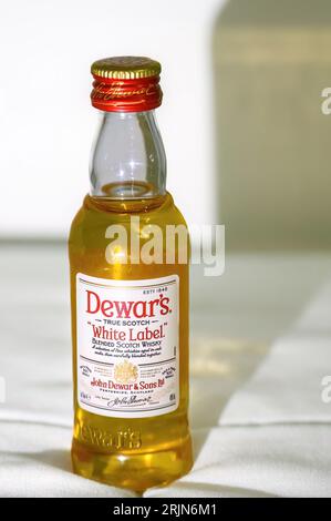 Oviedo, Spanien, kleine Flasche Deward's White Label Whiskey. Stockfoto
