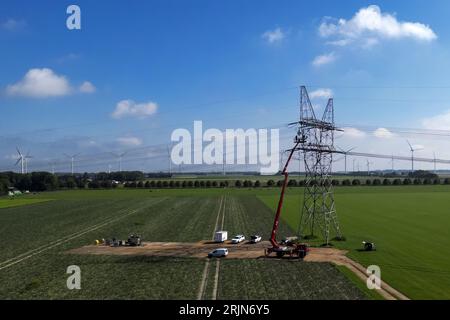 LELYSTAD - Arbeiten an den Kabeln der Hochspannungsmasten in Flevoland nach dem großen Stromausfall. Früher brach in der Hochspannungs-Unterstation Lelystad nach einem durch menschliches Versagen verursachten Kurzschluss ein Brand aus. Dies führte zu einem Stromausfall, der einen großen Teil der Provinz betraf. ANP SANDER KONING niederlande aus - belgien aus Stockfoto