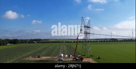 LELYSTAD - Arbeiten an den Kabeln der Hochspannungsmasten in Flevoland nach dem großen Stromausfall. Früher brach in der Hochspannungs-Unterstation Lelystad nach einem durch menschliches Versagen verursachten Kurzschluss ein Brand aus. Dies führte zu einem Stromausfall, der einen großen Teil der Provinz betraf. ANP SANDER KONING niederlande aus - belgien aus Stockfoto