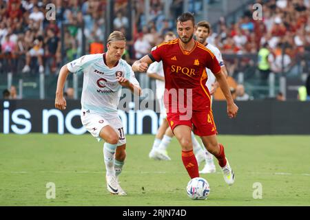 Rom, Italien, 20. August 2023. Bryan Cristante, rechts AS Roma, wird von Erik Botheim, Salernitana, während des italienischen Fußballturniers Der Serie A zwischen Roma und Salernitana im Olympiastadion gefordert Stockfoto