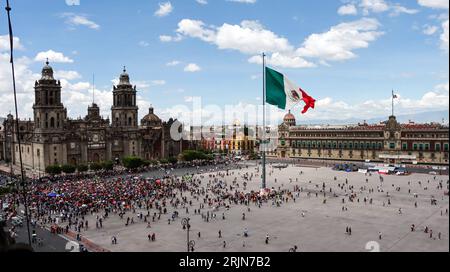 Eine Menschenmenge auf der Plaza de la Constitucion. Mexiko-Stadt. Stockfoto