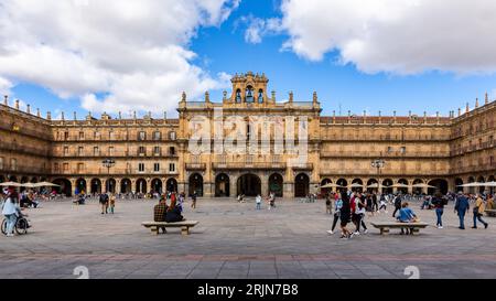 Salamanca, Spanien, 05.10.2021. Plaza Mayor in Salamanca im spanischen Barockstil, Rathausgebäude und Menschen zu Fuß. Stockfoto