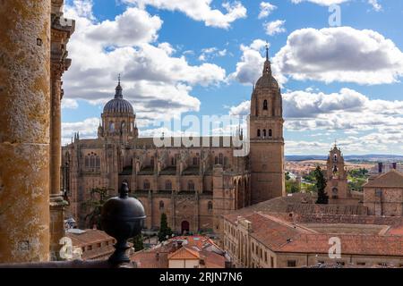 Kathedrale von Salamanca (Catedral Nueva) und Patio de Esculeas Mayores vom Kirchturm La Clerecía aus gesehen, orangefarbene Ziegeldächer, mittelalterliche Stadtarchitektur. Stockfoto