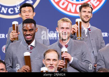 München, Deutschland. August 2023. Min-Jae Kim (von links) Ryan Gravenberch, Matthijs de Ligt und Leon Goretzka toasten bei einem Bier während der Paulaner & FCB Fotosession. Lennart Preiss/dpa/Alamy Live News Stockfoto