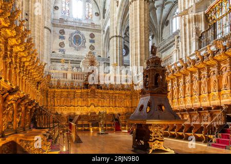 Salamanca, Spanien, 05.10.21. Reich geschmückte Chorstände in der Neuen Kathedrale (Catedral Nueva) in Salamanca Stockfoto