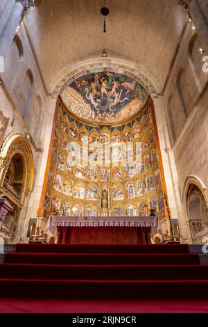 Salamanca, Spanien, 06.10.21. Das Altarbild der Alten Kathedrale (Catedral Vieja) in Salamanca mit Tischen und Ikonen, die das Leben Jesu zeigen, reich Stockfoto