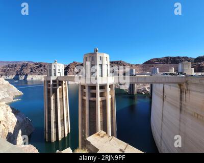 Ein Blick aus der Vogelperspektive auf den berühmten Hoover Dam in Nevada, der sich am Hoover Reservoir befindet Stockfoto