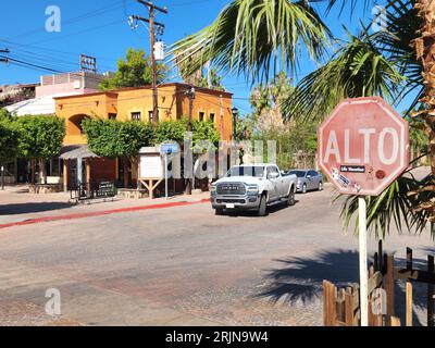 Eine Straßenszene in der spanischen Kleinstadt Loreto in Baja California, Mexiko. Stockfoto
