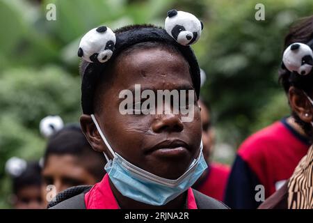 Kuala Lumpur, Kuala Lumpur, Malaysia. August 2023. Ein Junge trägt ein Pandaband während der Feierlichkeiten zum 17. Geburtstag der Riesenpandas Xing Xing und Liang Liang im National Zoo in Kuala Lumpur am 23. August 2023. Der Malaysia National Zoo feiert den 17. Geburtstag von Pandas Xing Xing und Liang Liang. Beide wurden am 23. August 2006 geboren und kamen im Mai 2014 in Malaysia an, um den 40. Jahrestag der diplomatischen Beziehungen zwischen China und Malaysia zu feiern. (Bild: © Mohd Daud/ZUMA Press Wire) NUR REDAKTIONELLE VERWENDUNG! Nicht für kommerzielle ZWECKE! Stockfoto