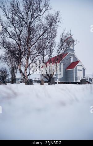 Eine wunderschöne Winterszene mit einer malerischen Kirche in Reykjavik, Island Stockfoto