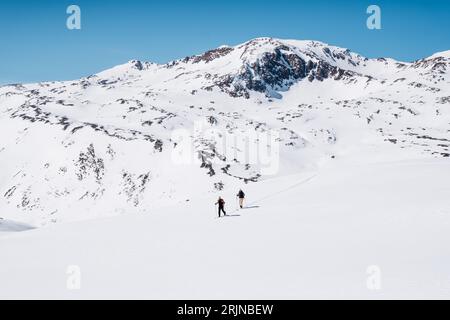 Eine atemberaubende Winterszene mit Abenteurern im Senalstal in Südtirol Stockfoto