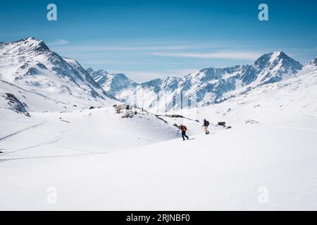 Eine atemberaubende Winterszene mit Abenteurern im Senalstal in Südtirol Stockfoto