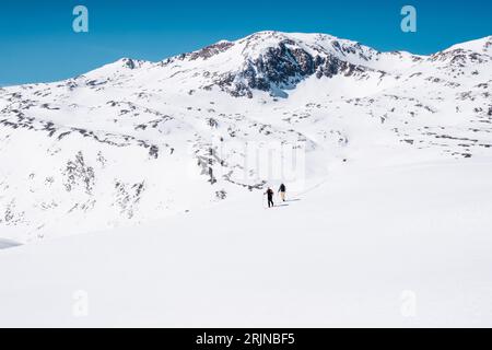 Eine atemberaubende Winterszene mit Abenteurern im Senalstal in Südtirol Stockfoto