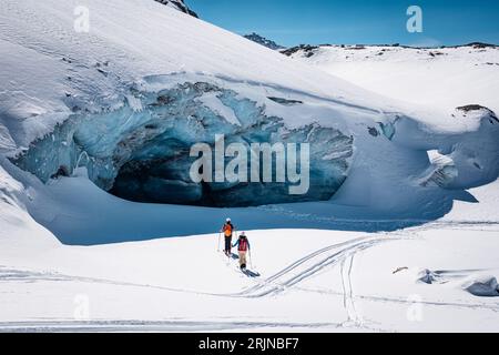 Eine atemberaubende Winterszene mit Abenteurern im Senalstal in Südtirol Stockfoto