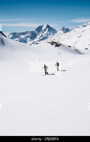 Eine atemberaubende Winterszene mit Abenteurern im Senalstal in Südtirol Stockfoto