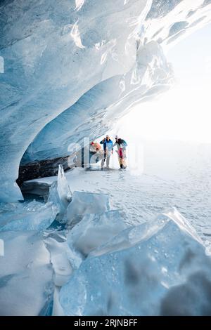 Eine atemberaubende Winterszene mit Abenteurern im Senalstal in Südtirol Stockfoto