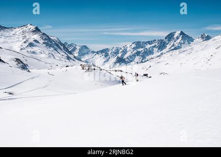 Eine atemberaubende Winterszene mit Abenteurern im Senalstal in Südtirol Stockfoto