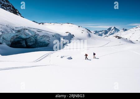 Eine atemberaubende Winterszene mit Abenteurern im Senalstal in Südtirol Stockfoto