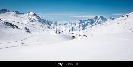 Eine atemberaubende Winterszene mit Abenteurern im Senalstal in Südtirol Stockfoto