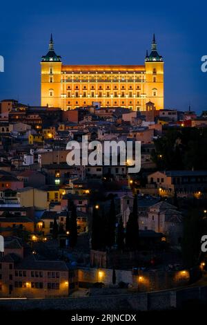 Eine Luftaufnahme des Militärmuseums in Toledo, Spanien, beleuchtet bei Nacht Stockfoto