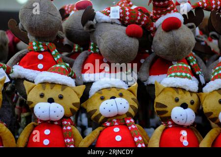 Eine Nahaufnahme von Stofftieren in Weihnachtsmannkleidung Stockfoto
